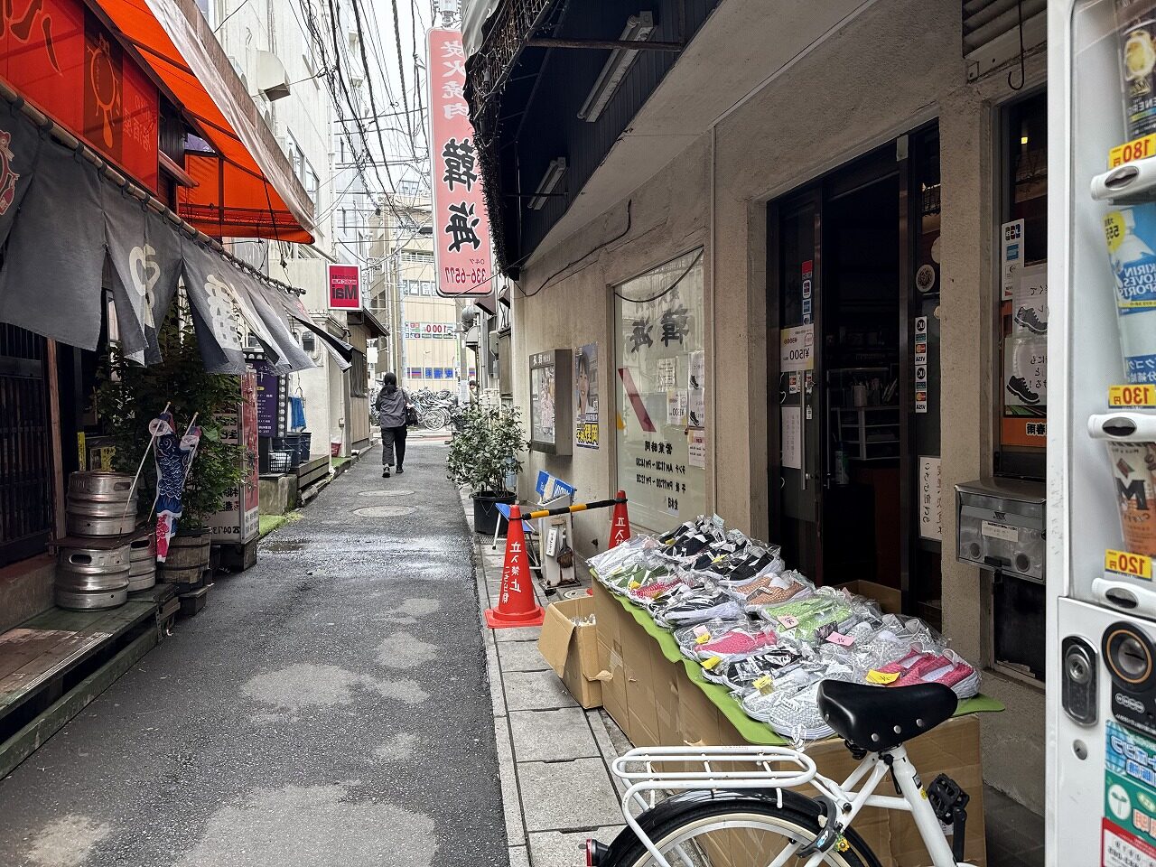 【市川市】本八幡の裏路地に異変!? 長年休業していた焼肉店「韓海」が“激安靴店”として衝撃のオープン！